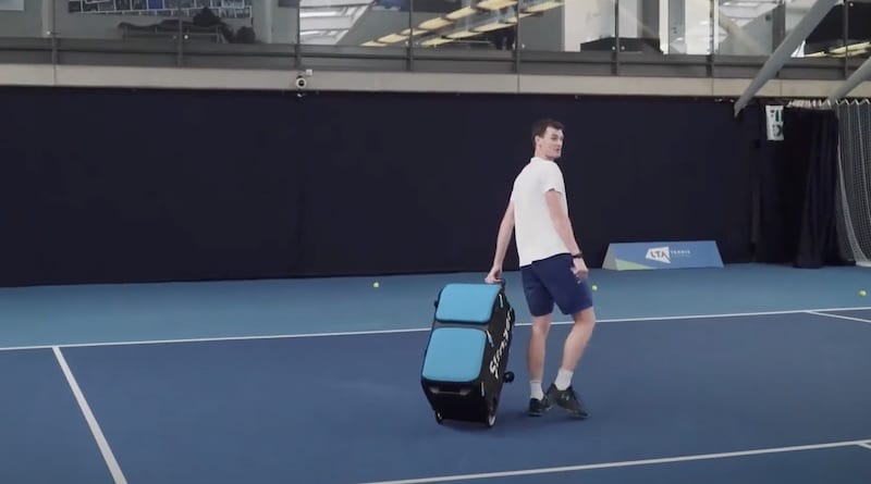 Jamie Murray demos Slinger Bag ahead of tennis tournament